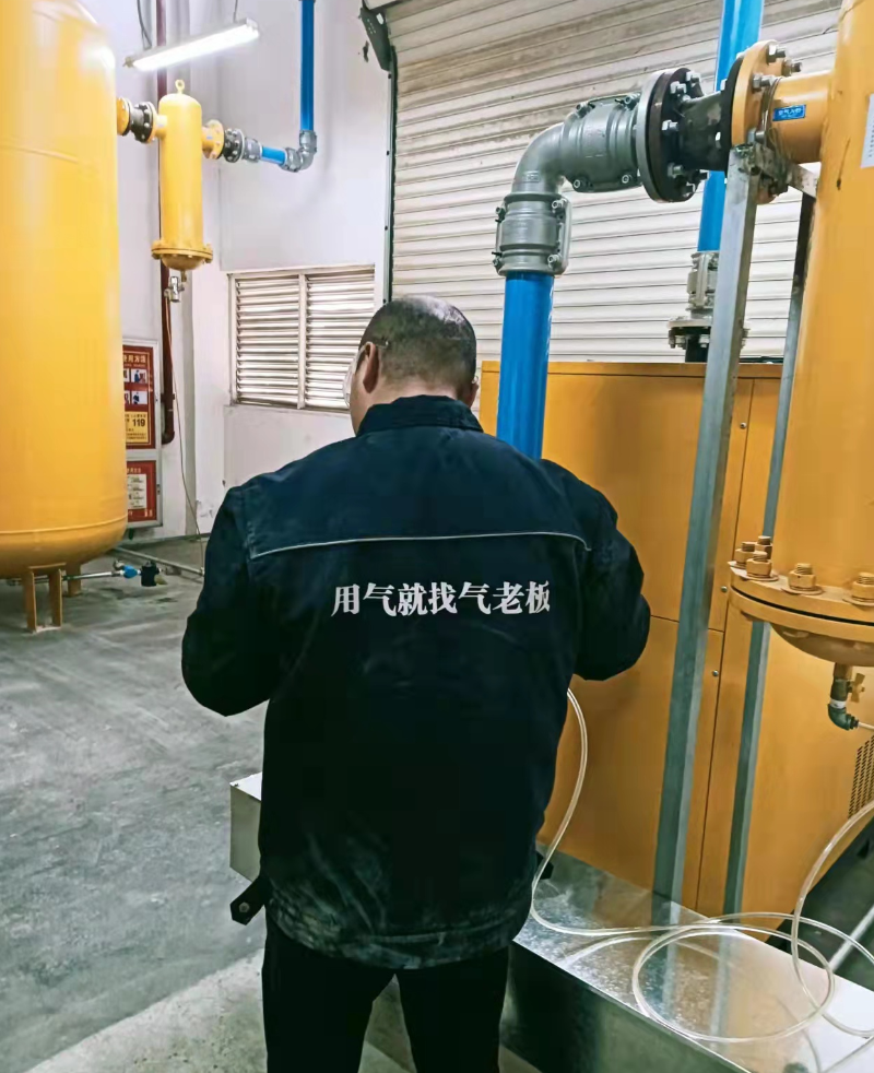 气老板工人维修抗压机
